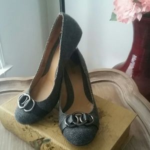 Croft and Barrow Grey Arrow Patterned Heels
